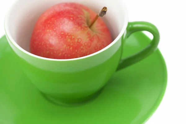 Tasse, Untertasse und Äpfel isoliert auf weiß — Stockfoto