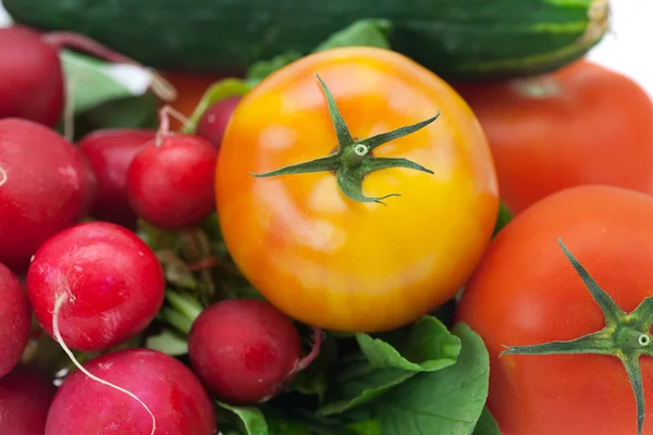 Turp, salatalık ve domates üzerinde beyaz izole — Stok fotoğraf