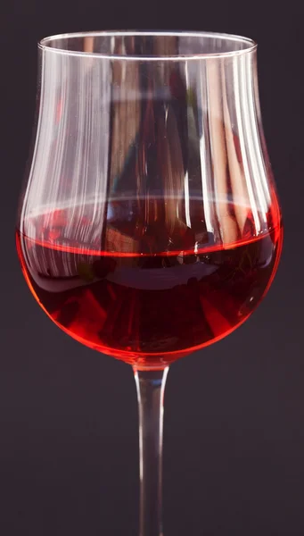 Glas Wein auf schwarzem Hintergrund — Stockfoto