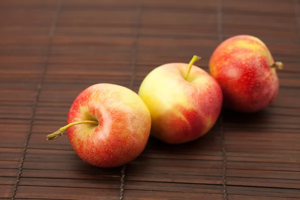 Apples on a bamboo mat — Stock Photo, Image