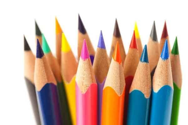 Beyaz üzerine izole edilmiş renkli kalemler — Stok fotoğraf