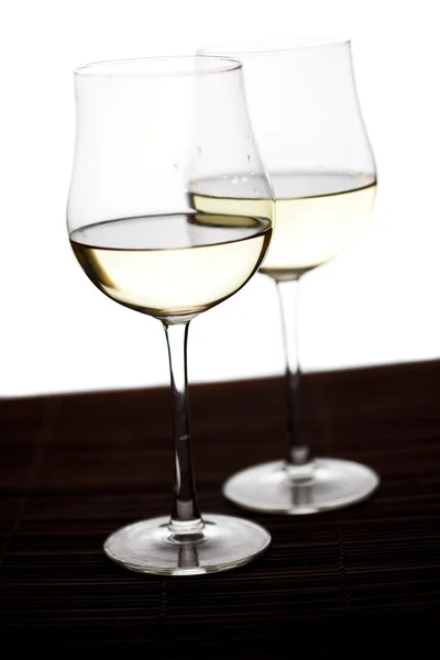 Glas wijn op een witte achtergrond — Stockfoto