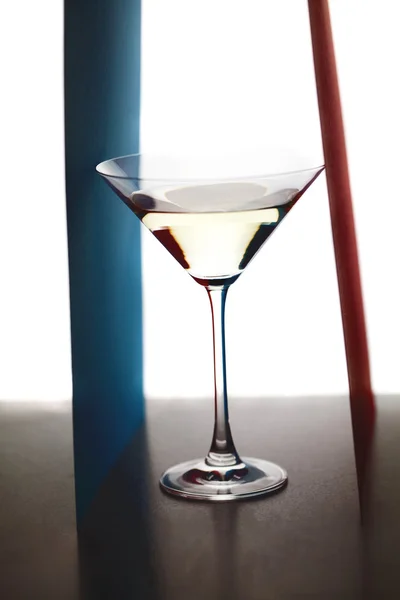 Martini kadehi ve beyaz arka plan üzerinde renkli kağıt — Stok fotoğraf