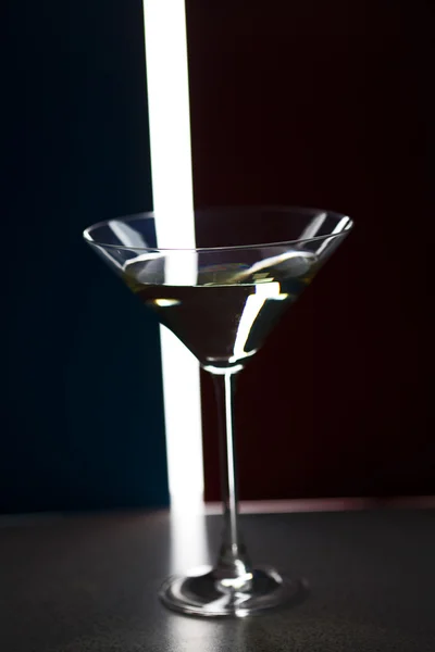 Vidro martini em um fundo colorido — Fotografia de Stock