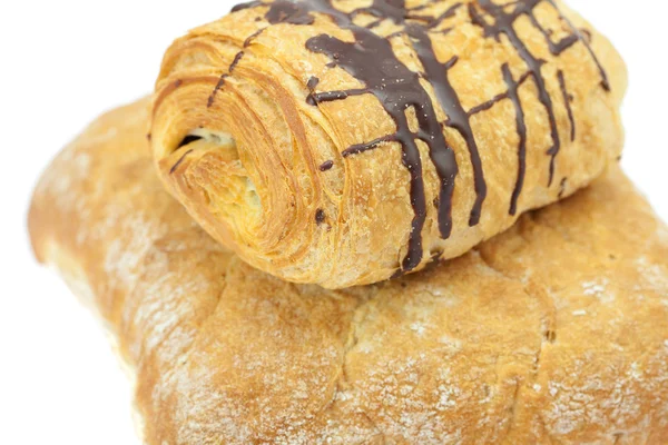 Ekmek ve izole üzerine beyaz çikolata ile rulo — Stok fotoğraf
