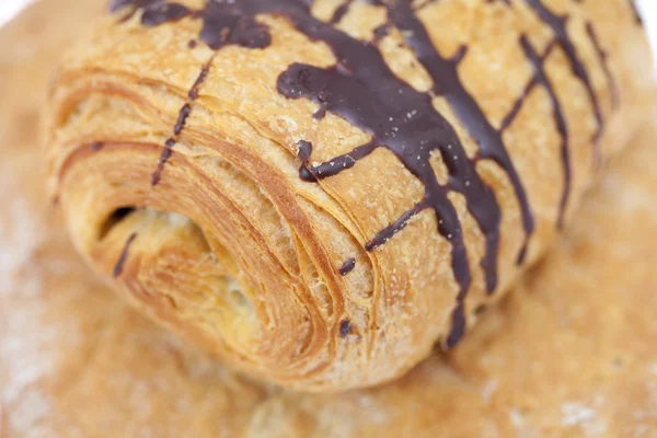 パンし、白で隔離されるチョコレートをロール — ストック写真