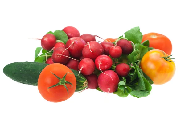 Radieschen, Gurken und Tomaten isoliert auf weiß — Stockfoto