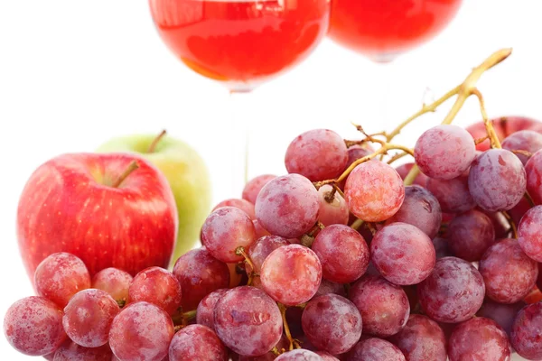Келих вина і купа винограду ізольовані на білому — стокове фото