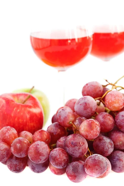Glas vin och en massa druvor isolerad på vit — Stockfoto