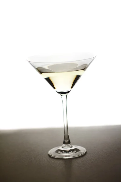 Vaso de martini sobre un fondo blanco — Foto de Stock