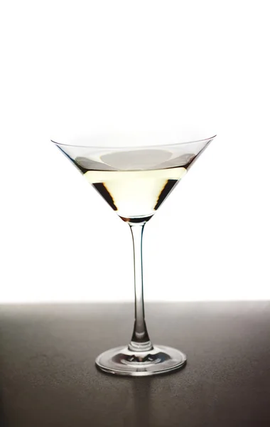 Verre martini sur fond blanc — Photo