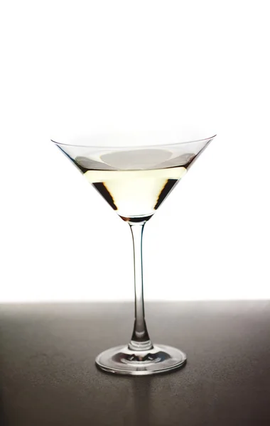 Vaso de martini sobre un fondo blanco — Foto de Stock