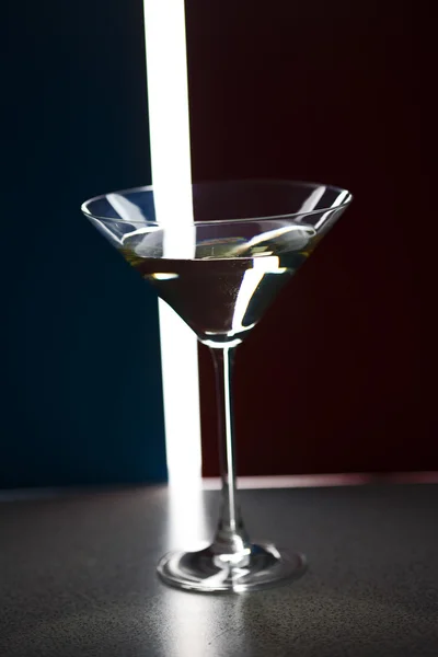 Бокал мартини на цветном фоне — стоковое фото