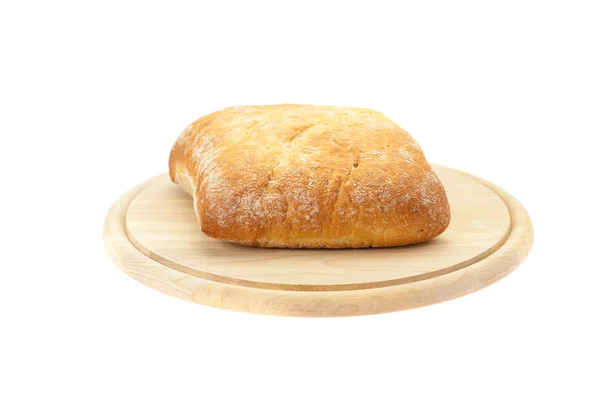 Хлеб на разделочной доске, изолированной на белом — стоковое фото
