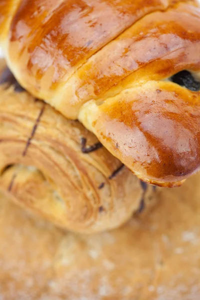 Roti, gulung dengan biji opium dan gulung dengan coklat terisolasi di — Stok Foto