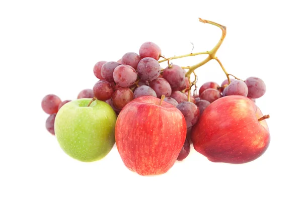 Manzanas y uvas aisladas sobre blanco — Foto de Stock