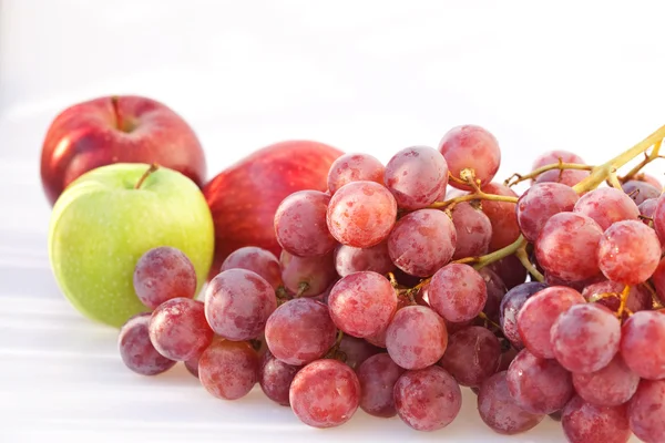 Maçãs e uvas isoladas sobre branco — Fotografia de Stock