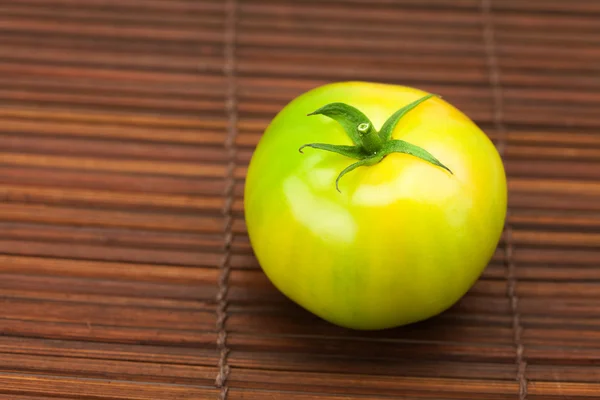 绿色番茄上一个竹席 — 图库照片