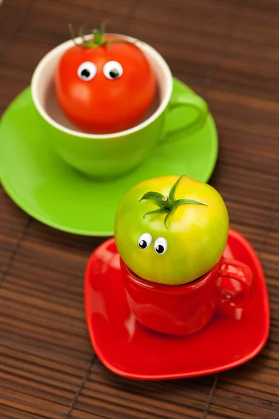 竹マット カップで目とトマト — ストック写真