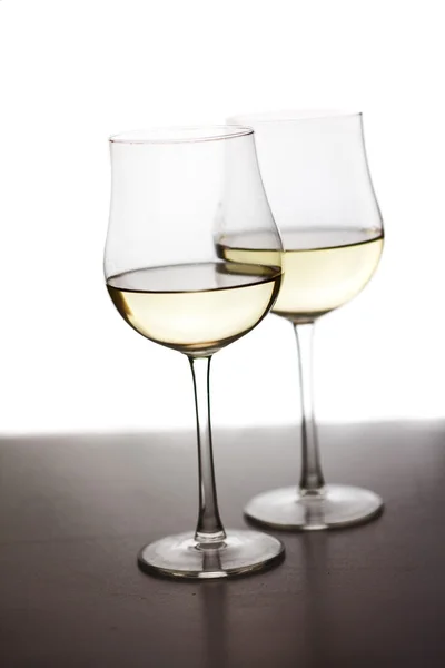 Beyaz arka planda bir bardak şarap. — Stok fotoğraf