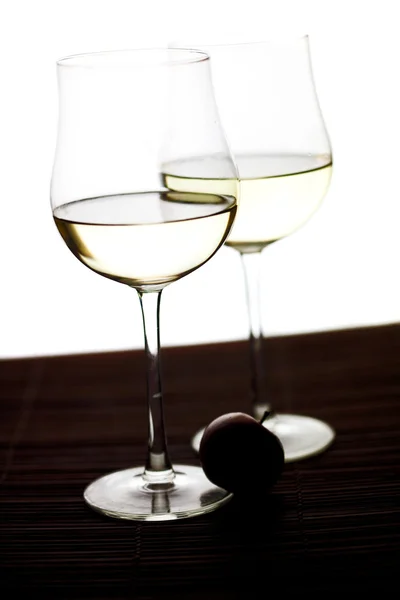 Glas vin på hvid baggrund - Stock-foto