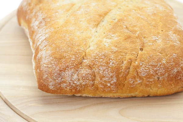 Pane su un tagliere isolato su bianco — Foto Stock