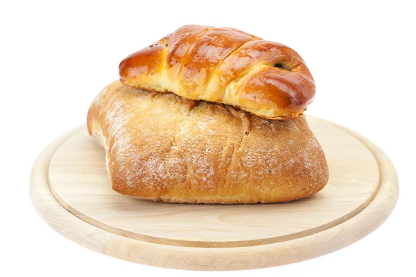 Bröd och limpa med vallmofrön på en skärbräda som isolerad på w — Stockfoto
