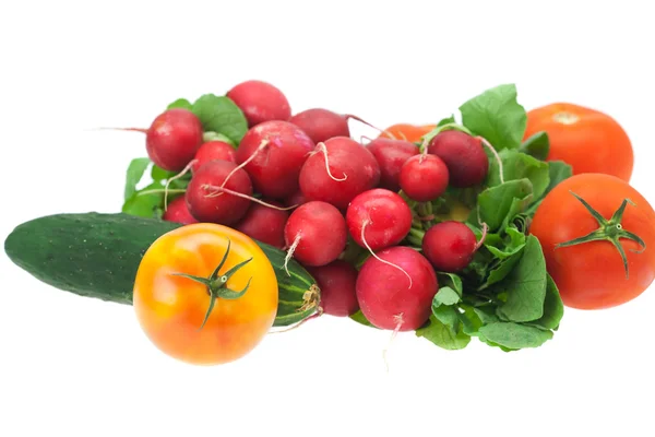 Rädisor, gurka och tomat isolerad på vit — Stockfoto