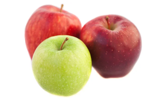 Äpplen isolerade på vitt — Stockfoto