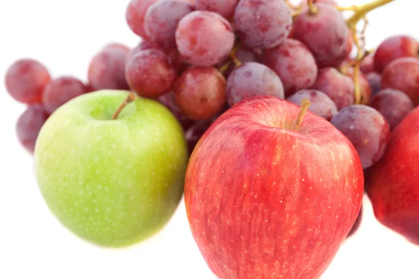 苹果和葡萄上白色隔离 — 图库照片