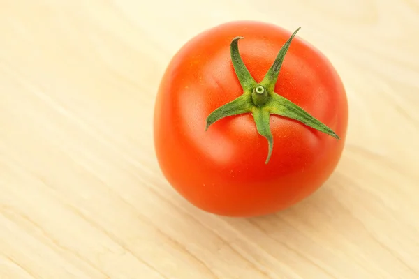 Röda tomater på en skärbräda — Stockfoto