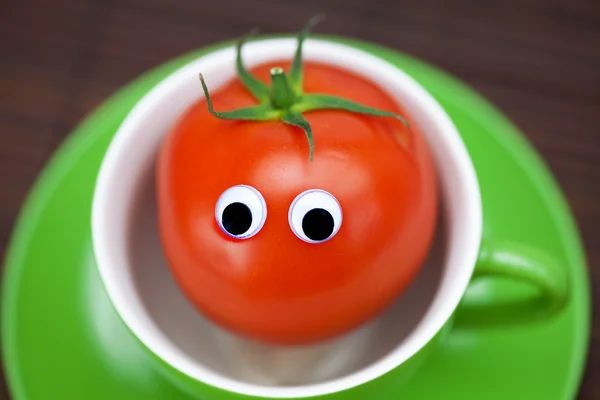 대나무 매트에 컵에 눈을 가진 토마토 — 스톡 사진