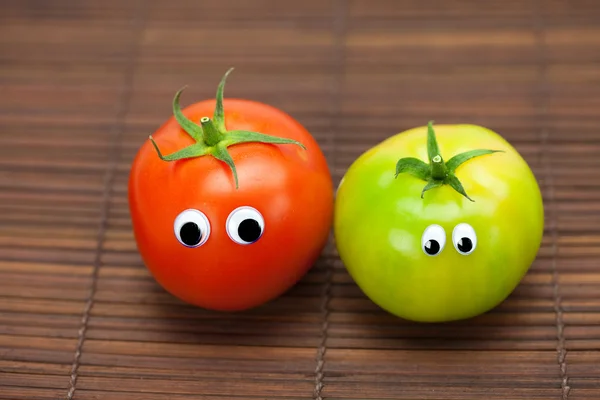 Tomate mit Augen auf einer Bambusmatte — Stockfoto