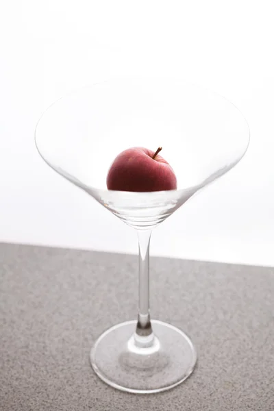 흰색 바탕에 잔에 애플 마티니 — 스톡 사진