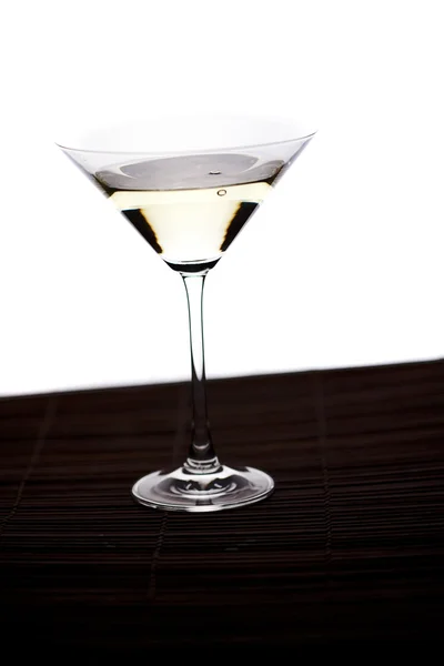 Vaso de martini sobre un fondo blanco — Foto de Stock