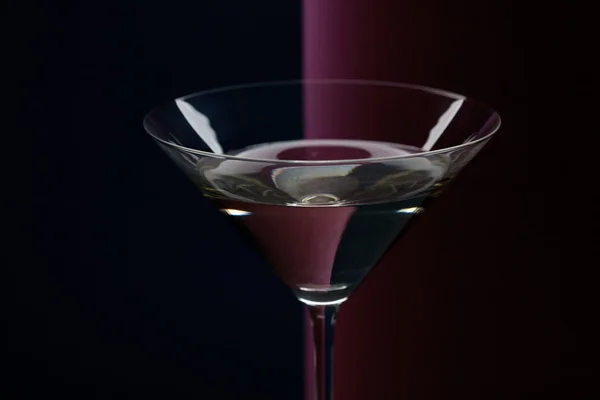 马提尼酒杯在彩色背景上 — 图库照片