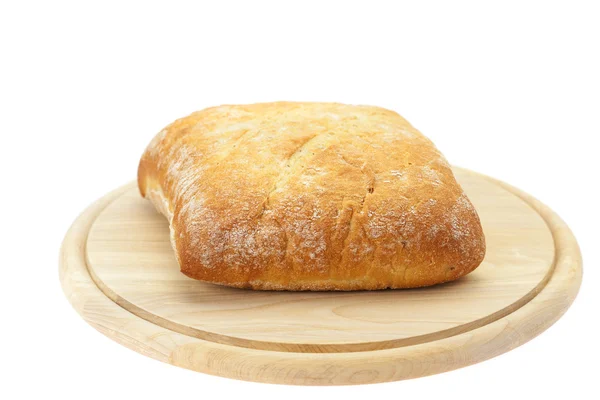 Ψωμί σε ένα ξύλο κοπής απομονωθεί σε λευκό — Φωτογραφία Αρχείου