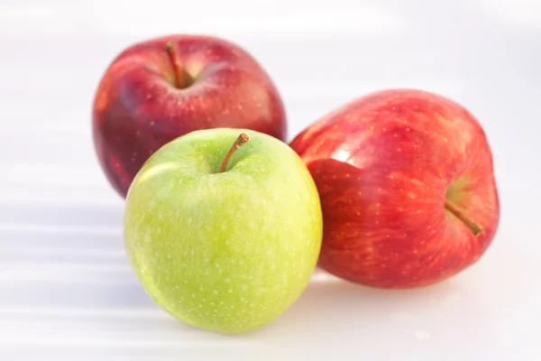 Elmalar beyaza izole edilmiş — Stok fotoğraf