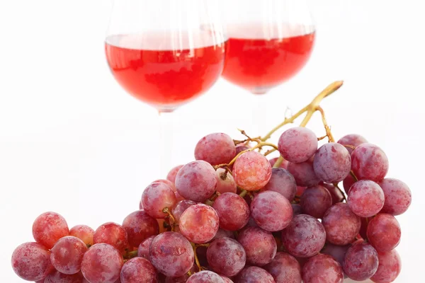 Glas wijn en een tros druiven geïsoleerd op wit — Stockfoto