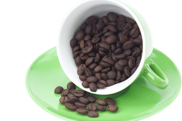 Beker met koffiebonen geïsoleerd op wit — Stockfoto