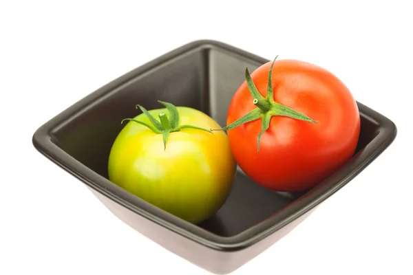 Tomates verdes y rojos en un tazón aislado sobre blanco — Foto de Stock