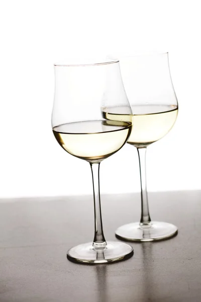 Glas vin på en vit bakgrund — Stockfoto