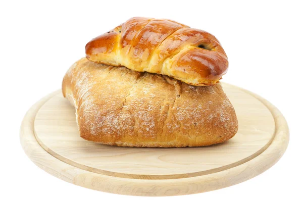 Roti dan roti dengan biji poppy di papan potong terisolasi pada w — Stok Foto