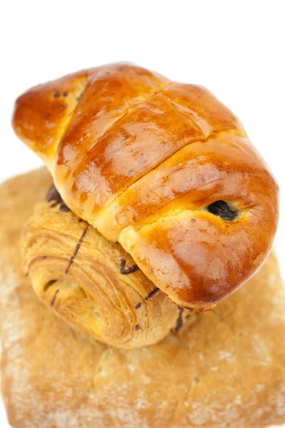 Хлеб, рулон с маком семян и рулон с шоколадом изолированы на — стоковое фото