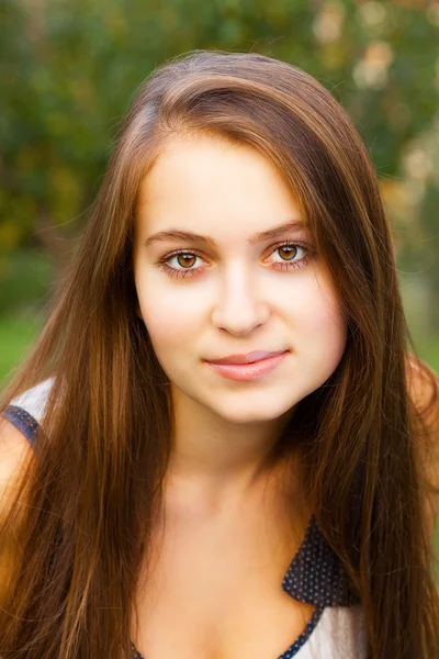 Retrato de hermosa adolescente mujer al aire libre — Foto de Stock