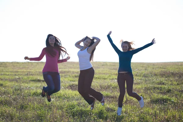 아름 다운 십 대 여자 야외에서 점프 — 스톡 사진