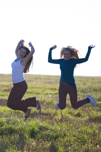 屋外ジャンプ美しい 10 代女性 — ストック写真