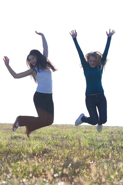 屋外ジャンプ美しい 10 代女性 — ストック写真