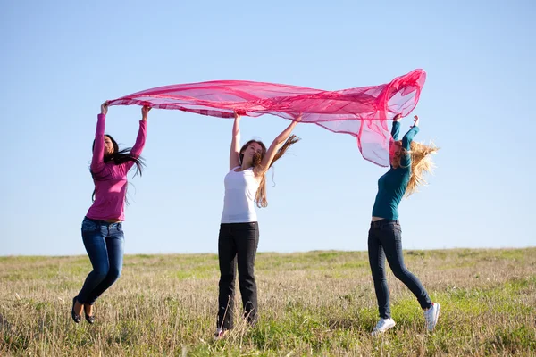 Krásné dospívající žena skákat s tenkou tkání venkovní — Stock fotografie