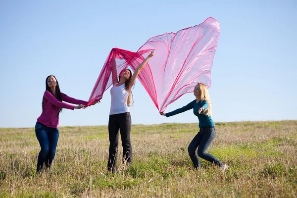 아름 다운 십 대 여자 야외 얇은 티슈로 점프 — 스톡 사진